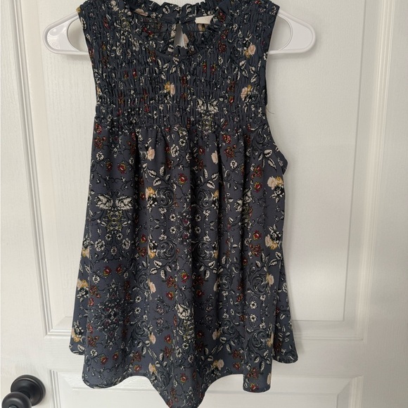 Elegant Floral Sleeveless Blouse - Black - Picture 2 of 8